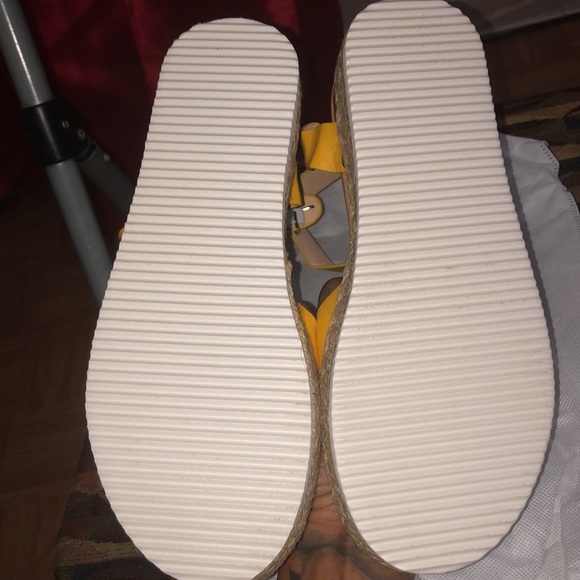 Woman’s Yellow Strap Sandals Never Worn Size 8 With Original Packaging - Picture 3 of 7